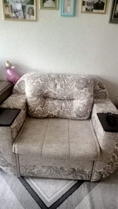 Продается угловой диван и кресло
