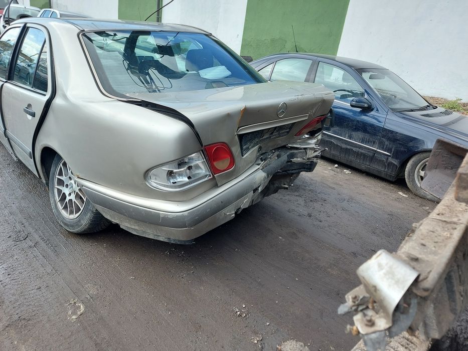 Мерцедес е220д 1999