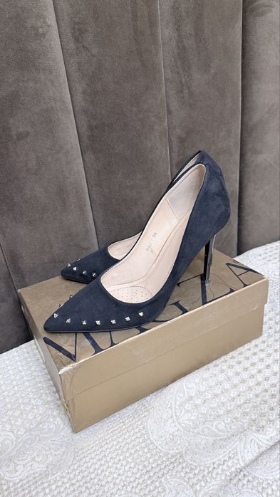 Туфли с шипами черного цвета