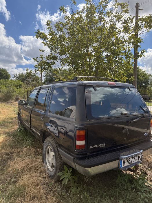 Продават се бус и джип