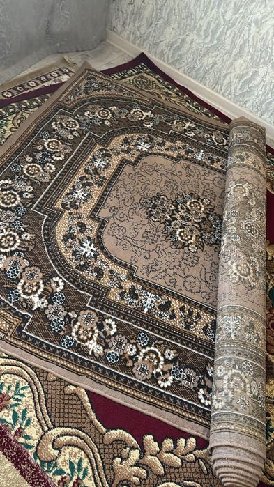 Продаётся б/у диван кресло стол стулья и ковры.