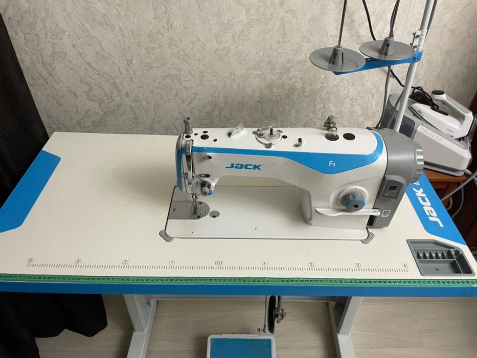 Промышленная швейная машина Jack F4 б/у