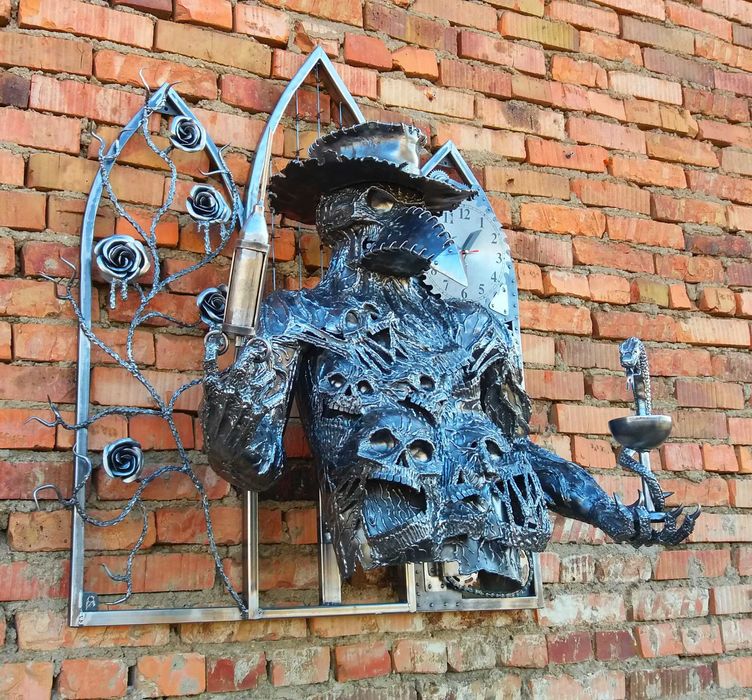 Настенные часы с панно.