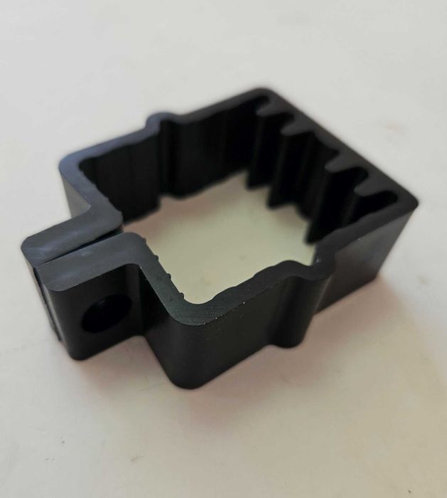 Скоба за Пано черна