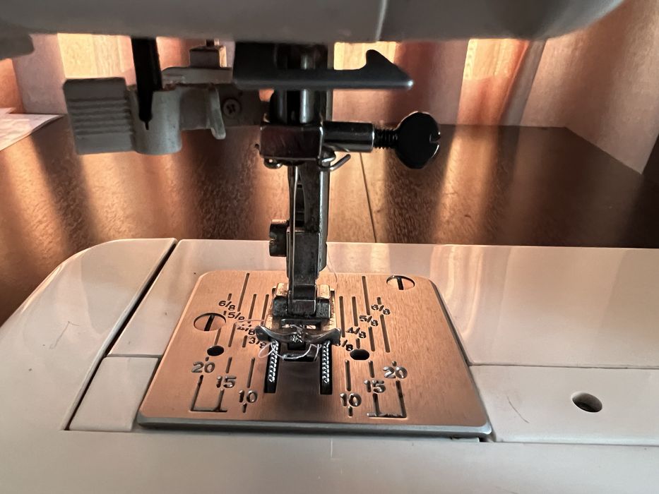 Продам швейную машинку Janome