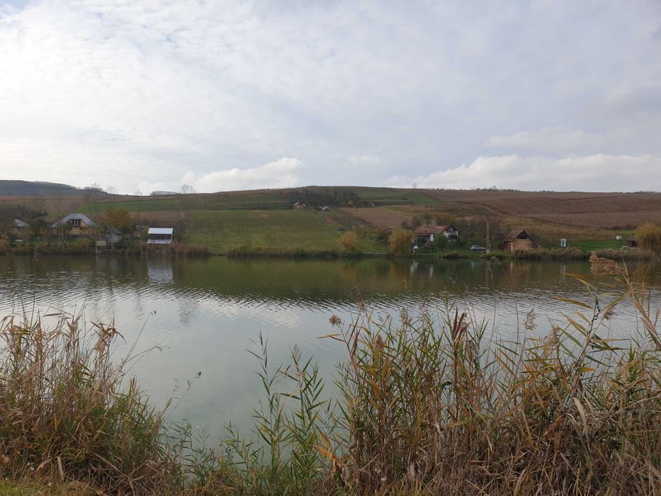 Teren intravilan cu front la Lac