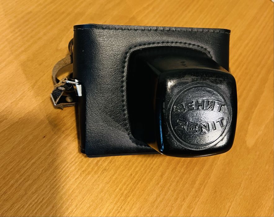 УНИКАЛЕН  и в Перфектноно Състояние Фотоапарат ZENIT-E+ориги.аксесоари