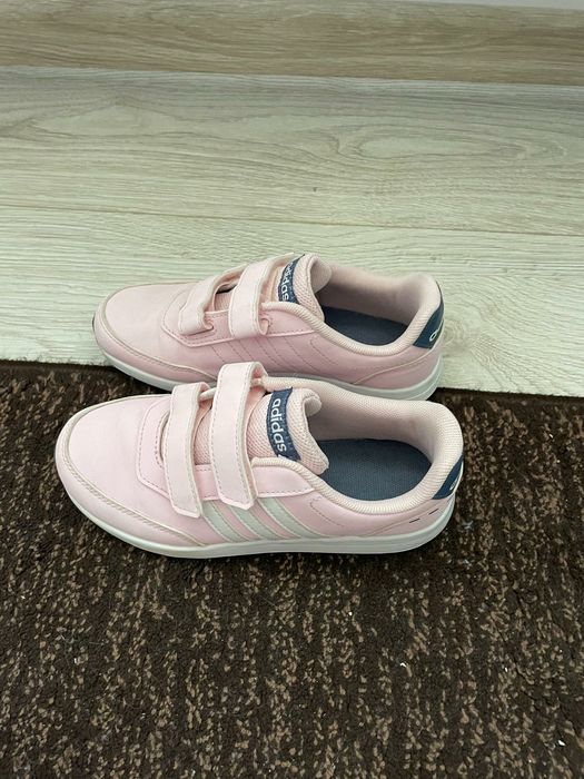 Vînd pantofi sport