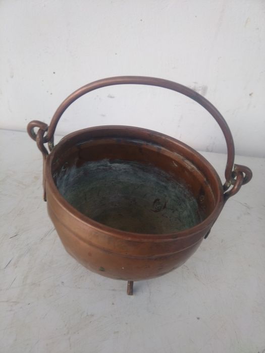 Лот от 6 броя бакърени/медни съдове.
1. Голям медна ваза 
2. Голям под