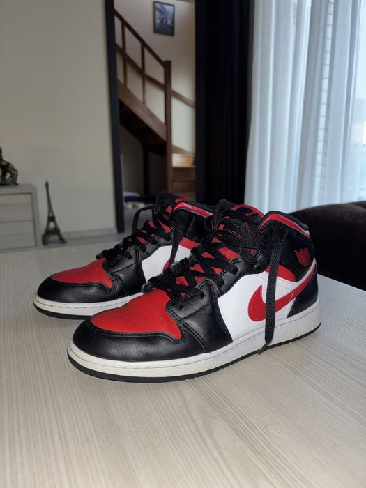 Air Jordan 1 Mid 'Black Fire Red'