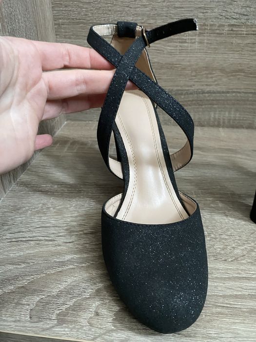 Pantofi cu toc şi cureluşe