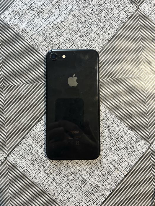 Продавам iphone 8 64GB