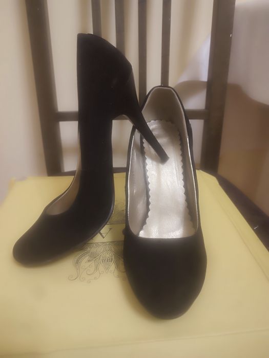 Продам черные туфли замшевые