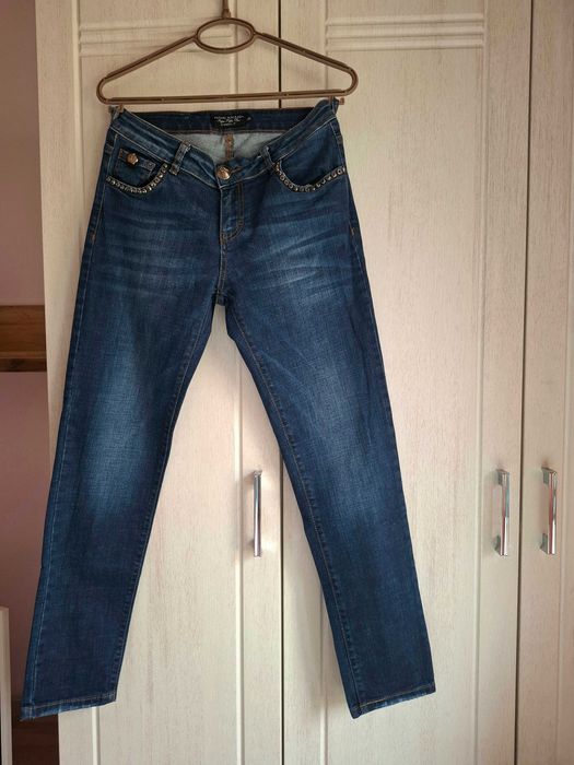 Красиви дамски дънки с камъни по джобовете - номер 26