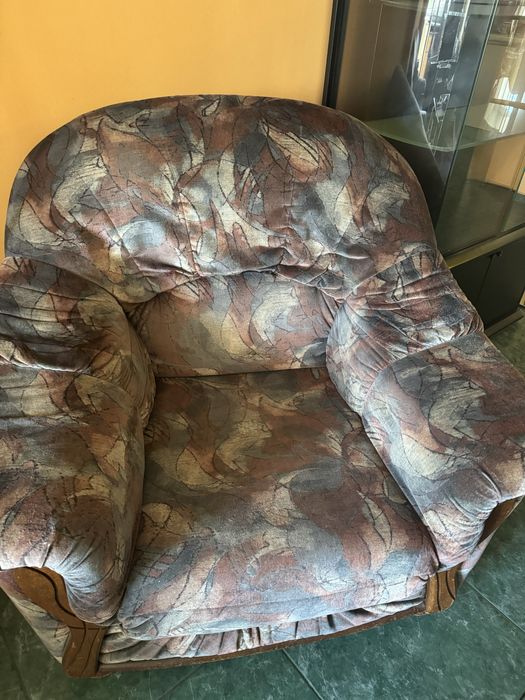 Кресло с велур и дърво