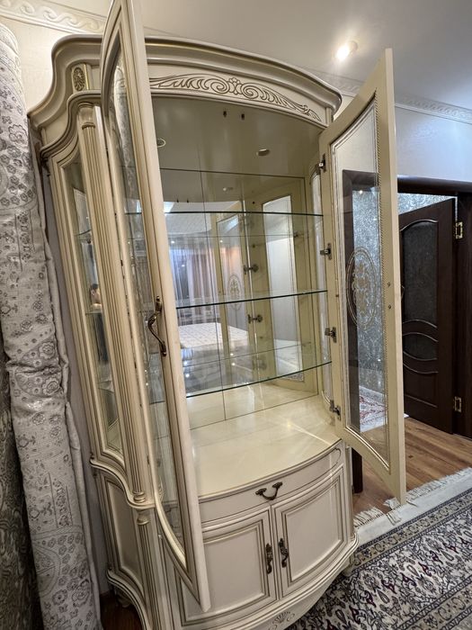 стол стулья и сервант для гостиной