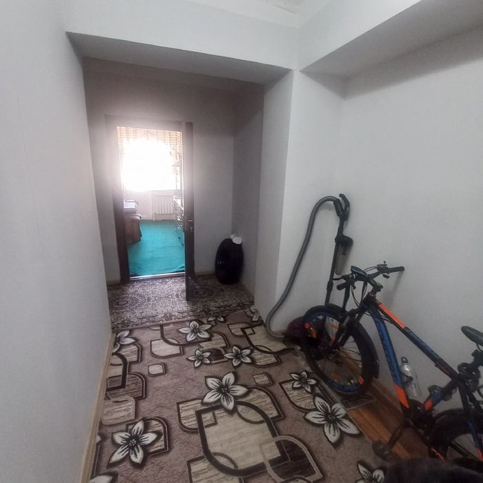 Андижон вил.  Ҳўжаобод  мошина бозори тепасида уй сотилади