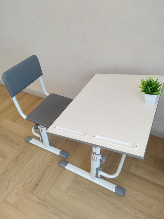 Растущая парта Polini со стулом для школьников младших классов