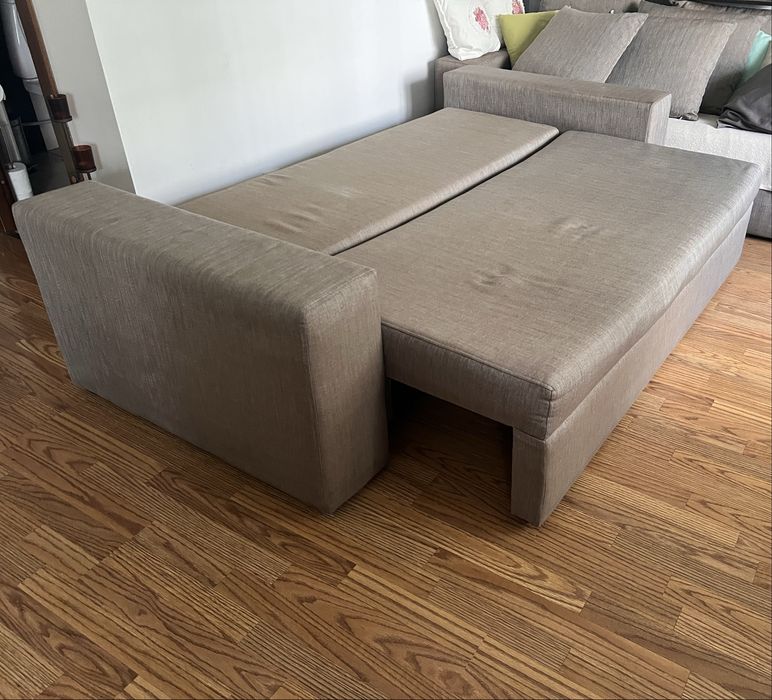 Canapea extensibila cu loc de depozitare.