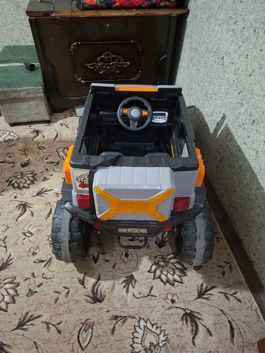 Bolajonlar uchun ozi yurar mashina holati yangi