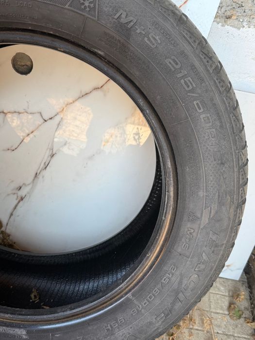 Всесезонна гума Goodyear, 215/60/16, 9 евро. Беше резервна гума, запазена.