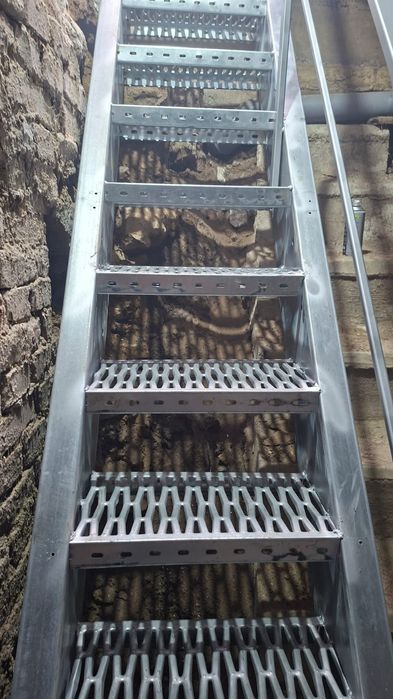 Confectionam scarii metalice zincate exterioare și pentru incendii , platforme, podete si balustrazi profesionale la cererea clientului . Asiguram tra