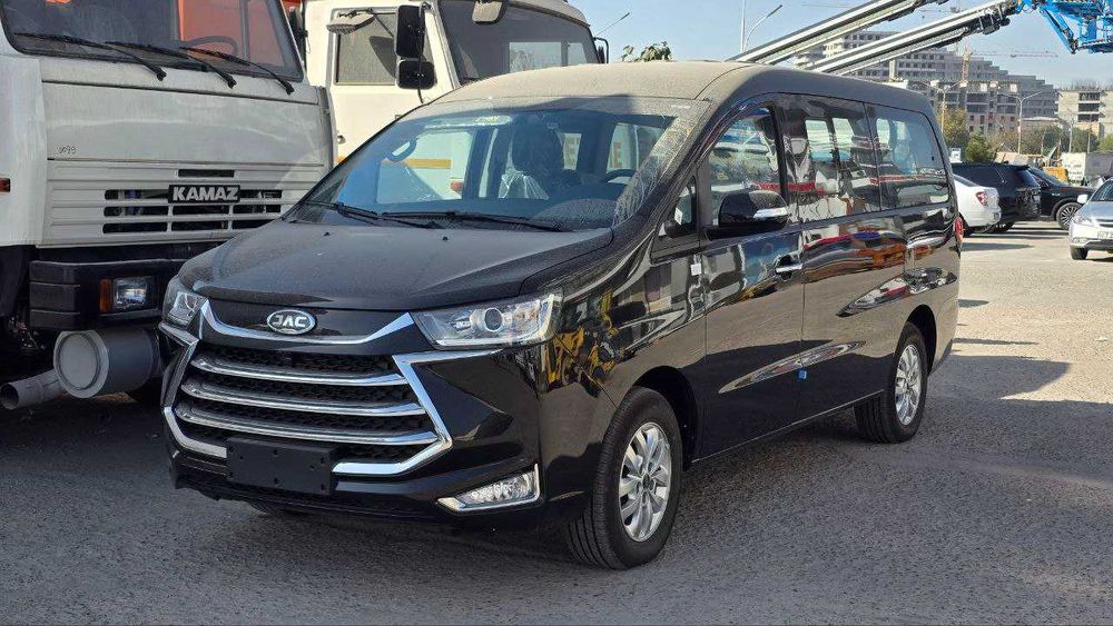 JAC M4 сотувга чикди. Минивэн бир кунда сизники.