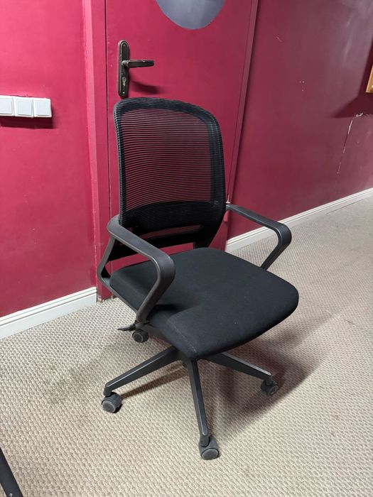 Офисные удобные стулья