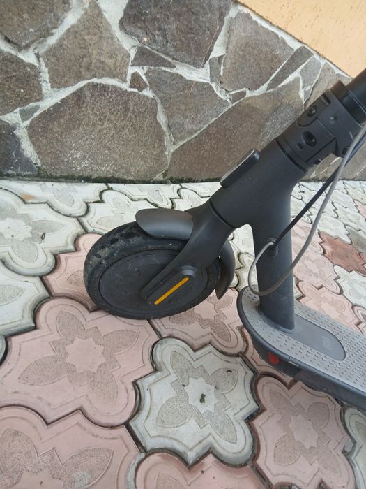 Vând trotineta Xiaomi Mi Essential
