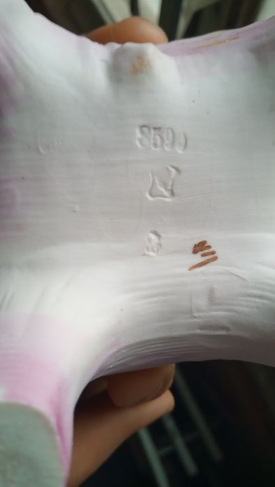 Продаются - антикварные, викторианские, парные  статуэтки  ангелов.