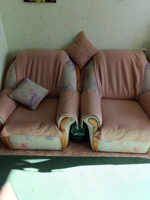 Угловой диван и два кресла
