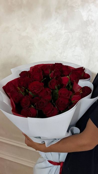 Красные розы красивые 31штук