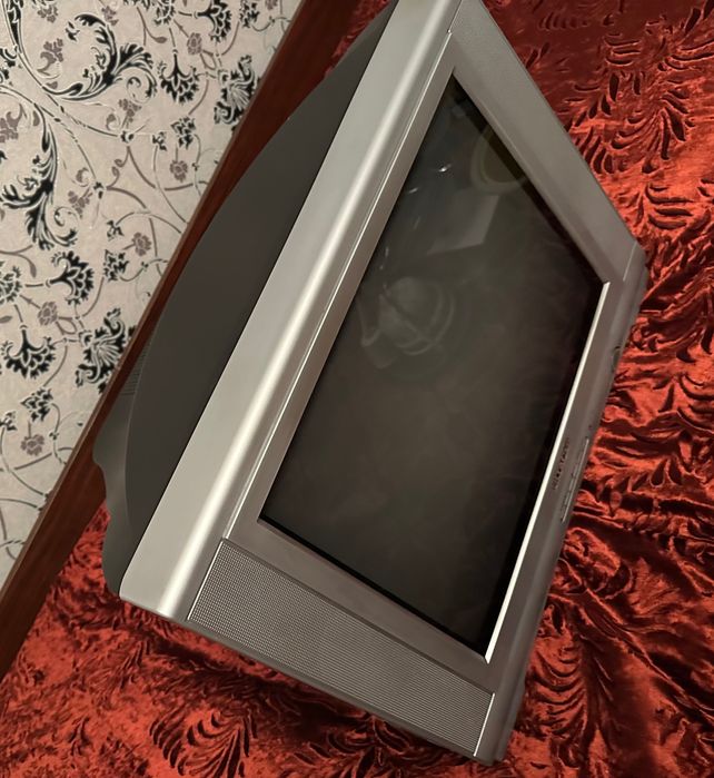 Готовый комплект: Японский ТВ Hitachi + 2 DVD плеера + пульты