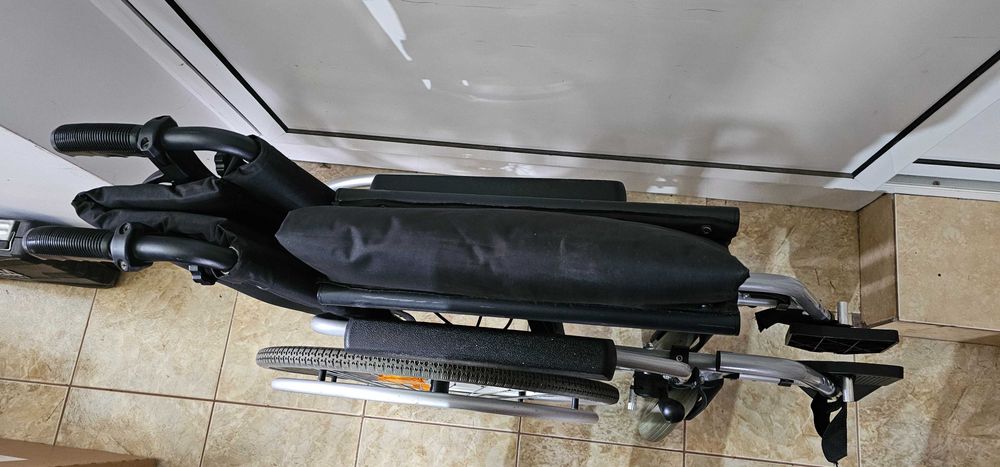 Carucior cu roti pentru persoane cu dizabilitati . Stare foarte buna .