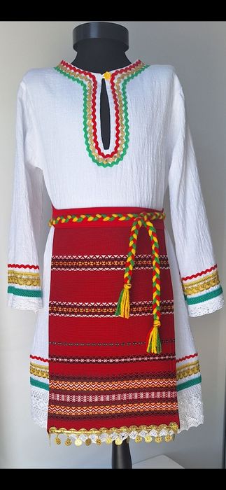 Народни носии за момичета и жени