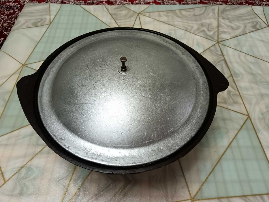 Чугунный казан с крышкой.