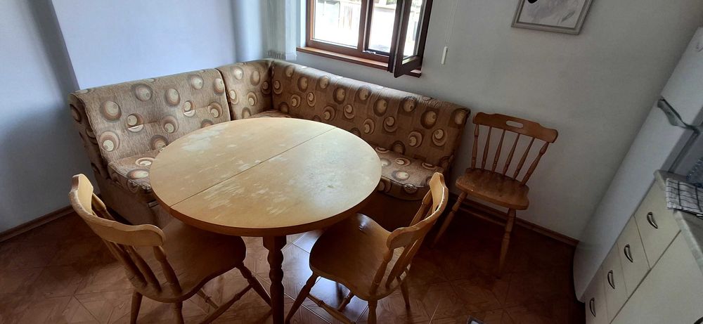 Кухнески ъгъл,разтегателна маса и три стола за хранене