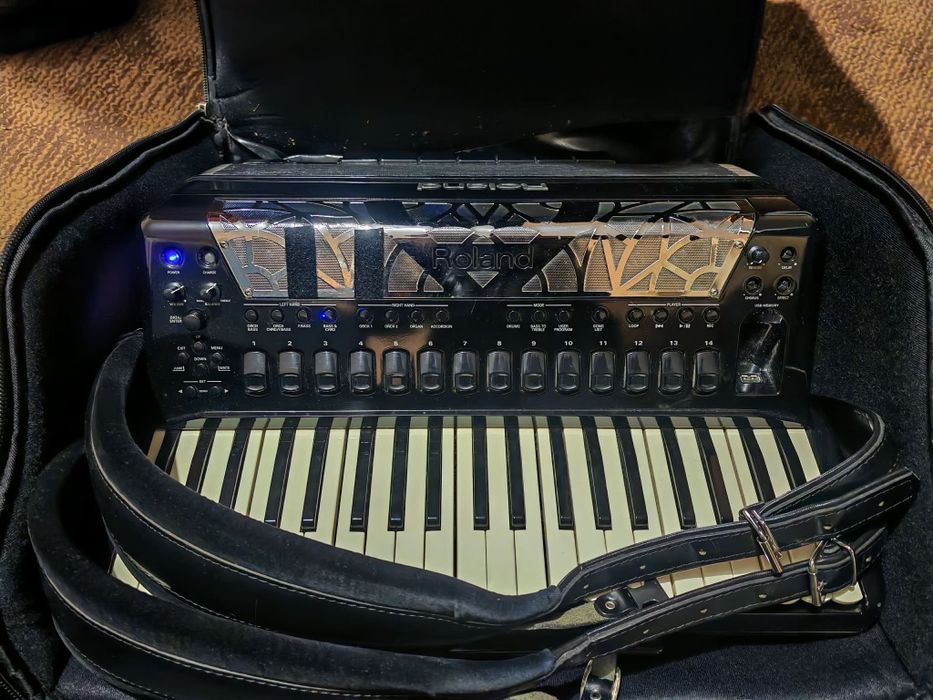 Roland  Fr-8x акордеон