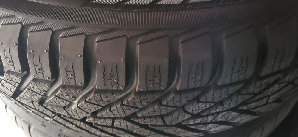 Vând 2 cauciucuri yokohama iarnă noi 185/60/15