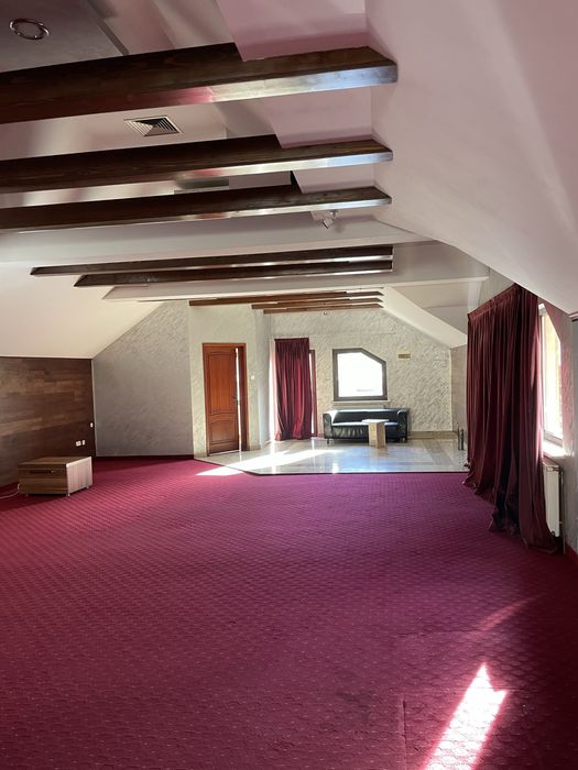 Inchiriez spatii comerciale , atat la parter cat si la etaj .