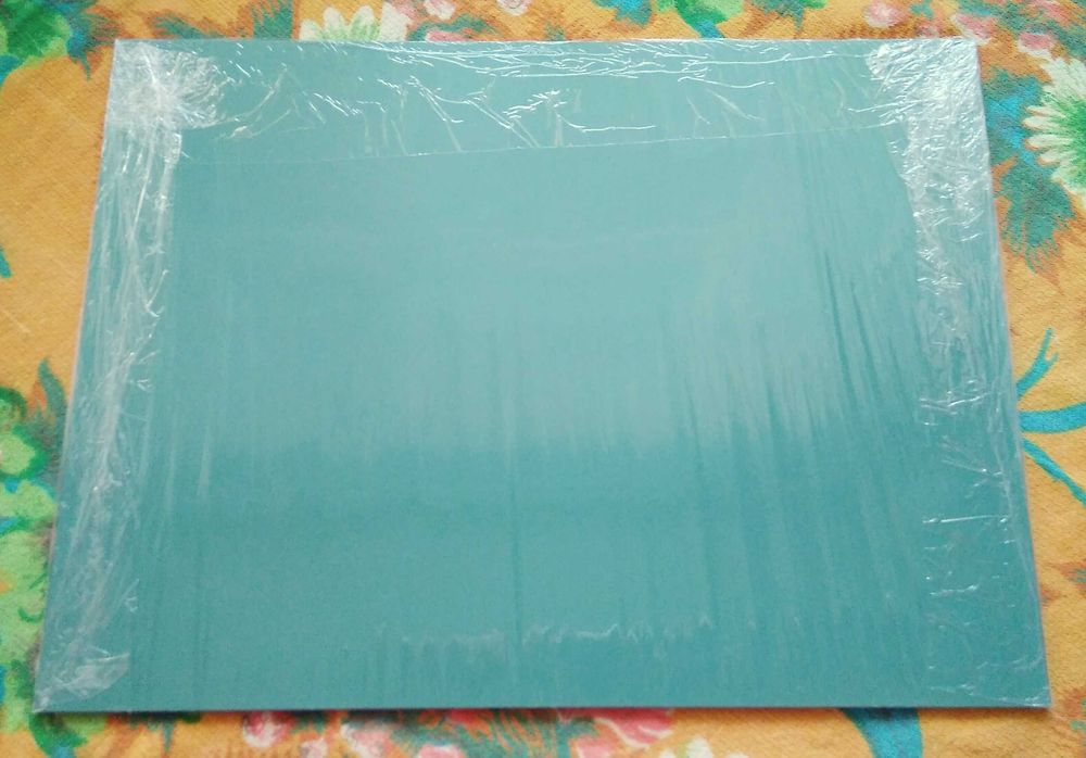 Огледало 40см./30см. Влагоустойчиво. За мокри и сухи помещения. Ново.