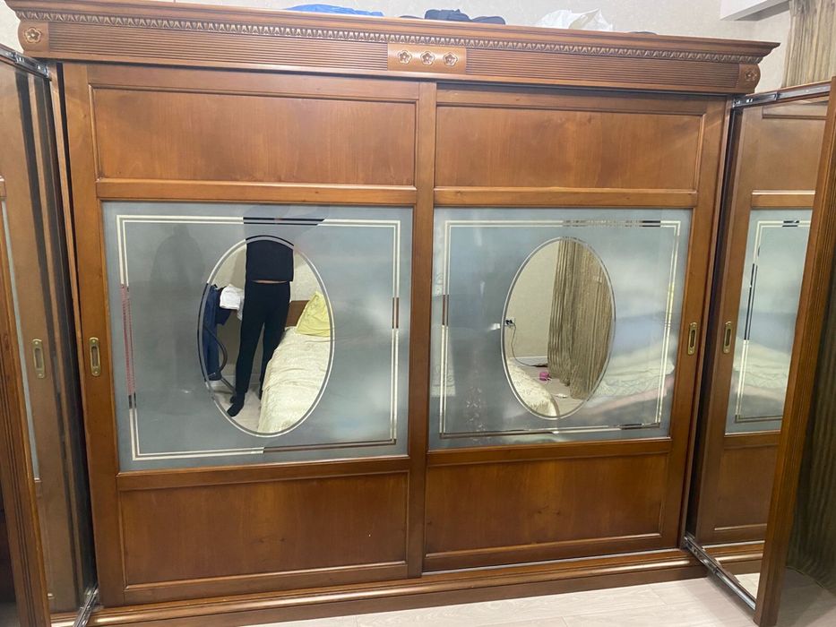 Шкаф массивый, настоящий дуб.