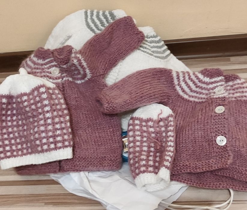 Детски плетени жилетки ,нови 10 лв.