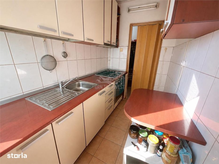 Apartament 2 camere etaj intermediar zona Vasile Aaron
