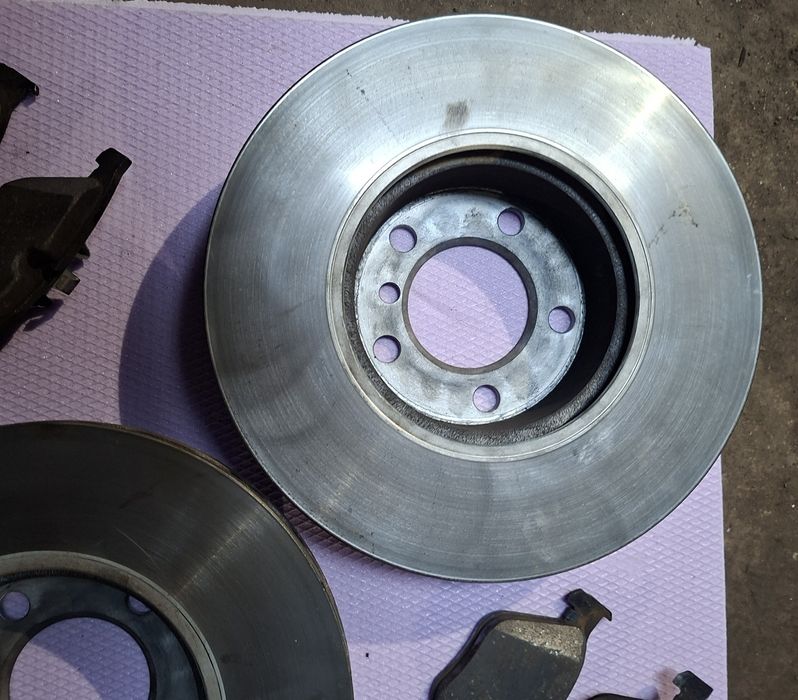 Set discuri frana fata cu plăcuțe 302 / 24 BMW E90 E91 aproape noi