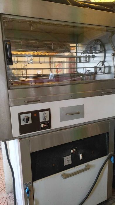 Грил за пилета с четири кошници , на ток