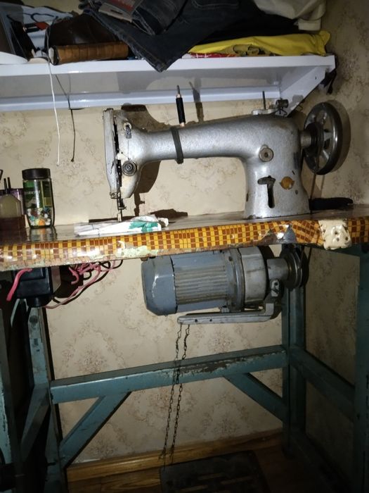 Швейная машина 22 класса. П.М.З. Выпускалась с пром столом.