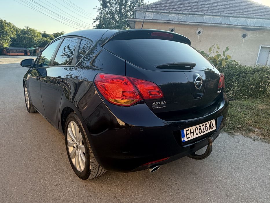 Opel Astra / Автоматик / Подгрев седалки и волан / Автопилот