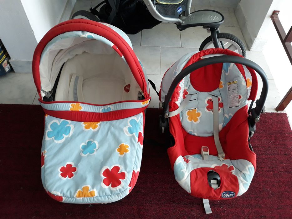 Cărucior 3 in 1 folosit, marca Chico, in stare bună, cu accesorii