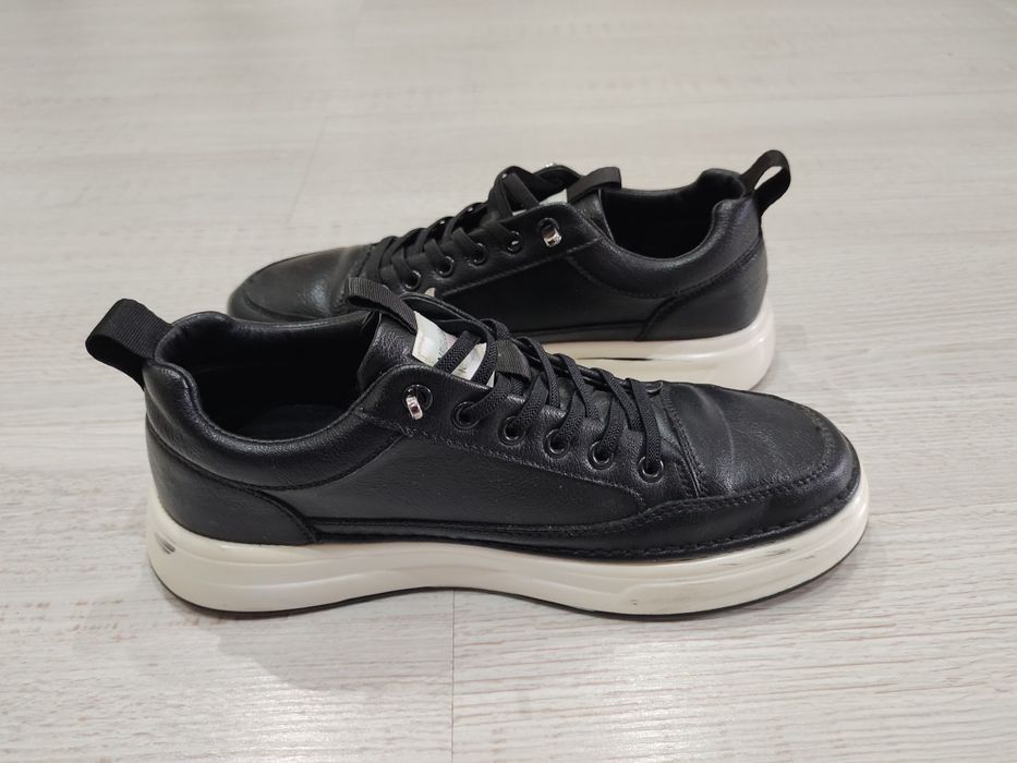 Продам кроссовки